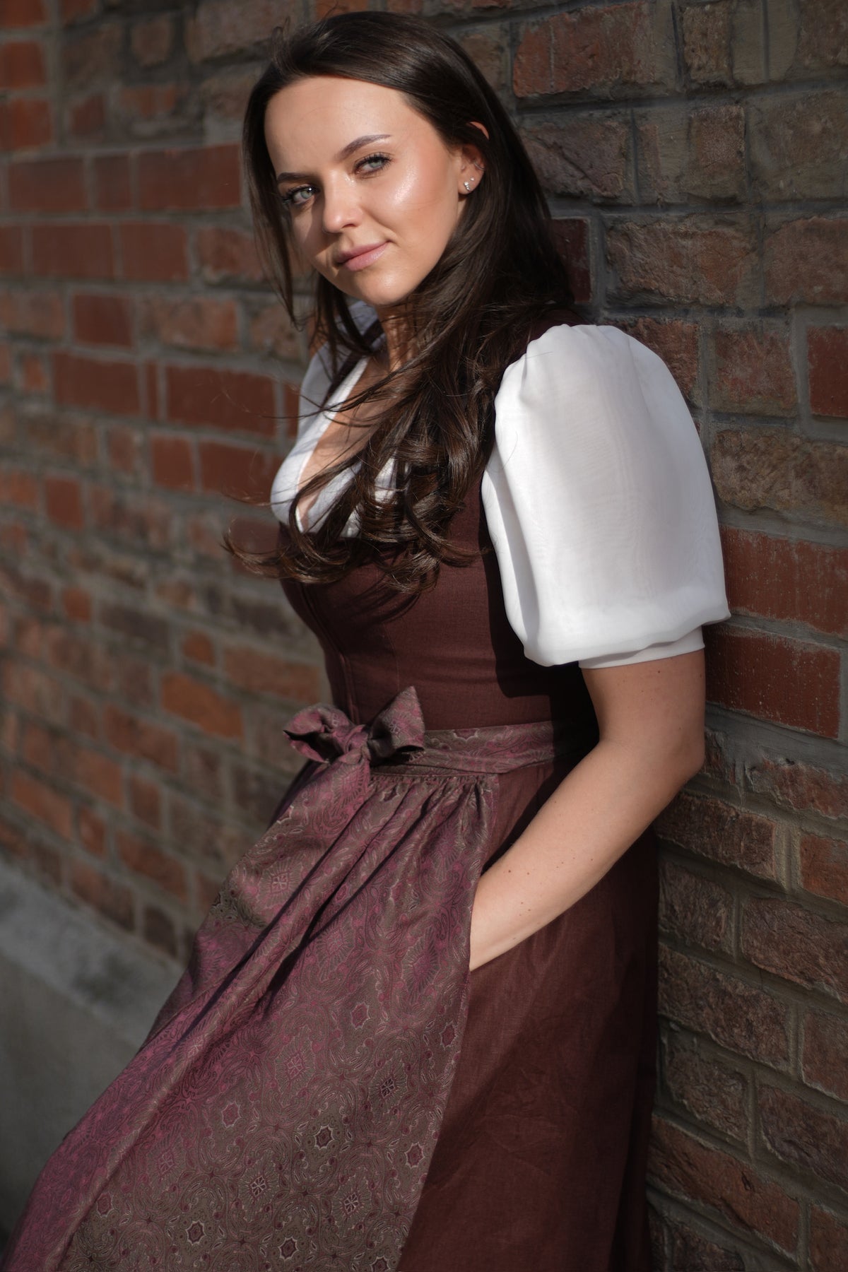 BellaSusi Leinen Dirndl Maja in Braunrot