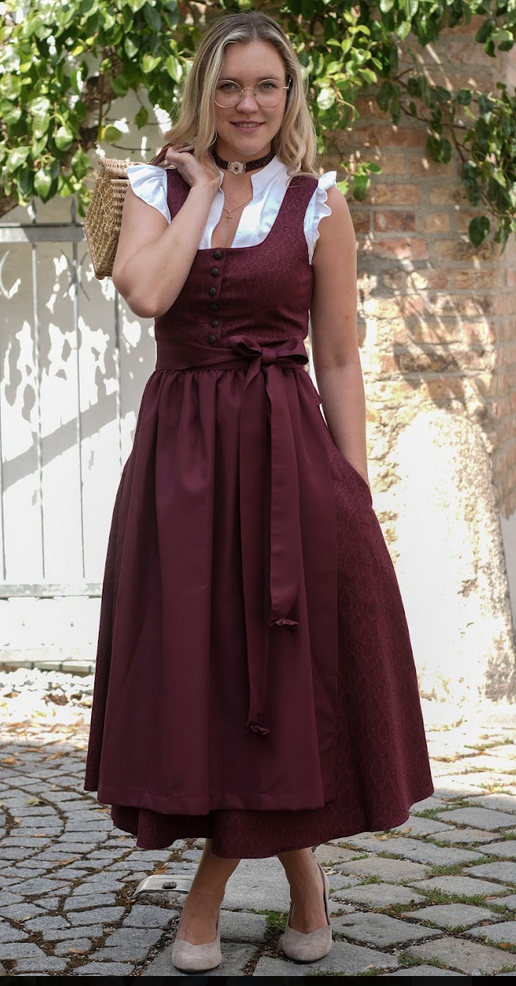 Silk & Pearl Schürze in Rubinrot
