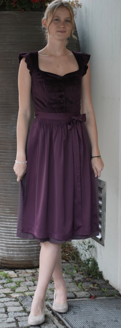 Samtdirndl mit abnehmbahren Flügerl-Ärmel