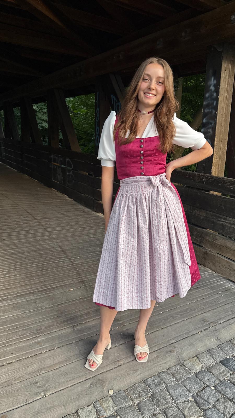 Vronika Dirndl Mari beere