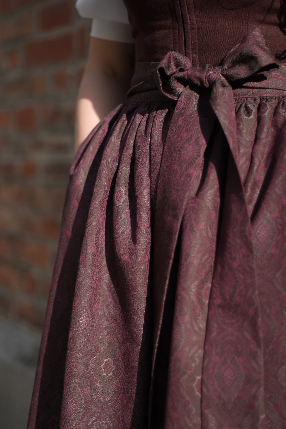 BellaSusi Leinen Dirndl Maja in Braunrot