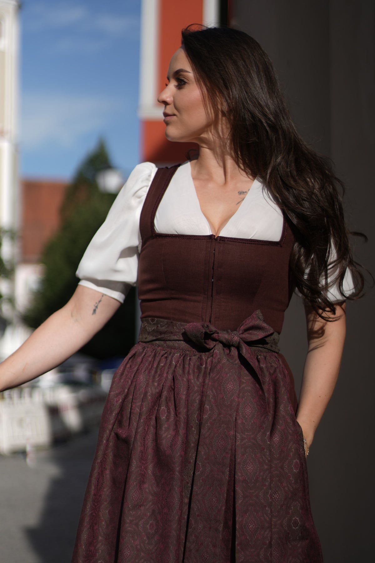 BellaSusi Leinen Dirndl Maja in Braunrot