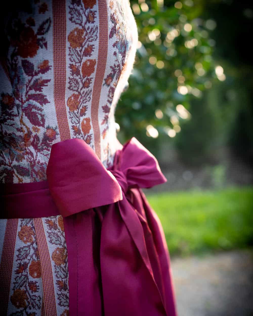 Vronika Dirndl Ronja mit roter Schürze