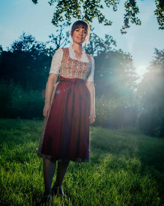 Vronika Dirndl Ronja mit roter Schürze
